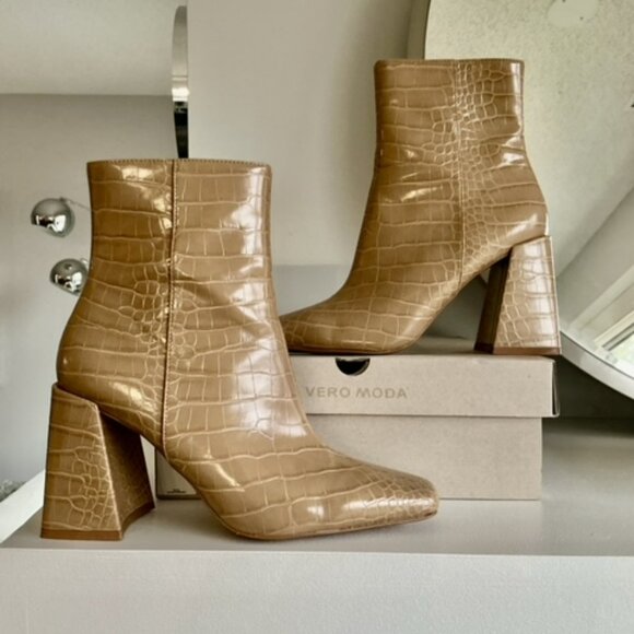 Like NEW! Beautiful Vera Moda nude ankle bootie with zipper size 7 - Picture 2 of 12